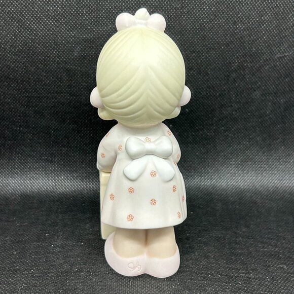 Precious Moments "Sharing is universal" 1987 Collector's Club figurine - Picture 2 of 3